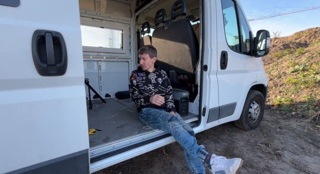 Українець своїми руками перетворює мікроавтобус на будинок на колесах для сім'ї