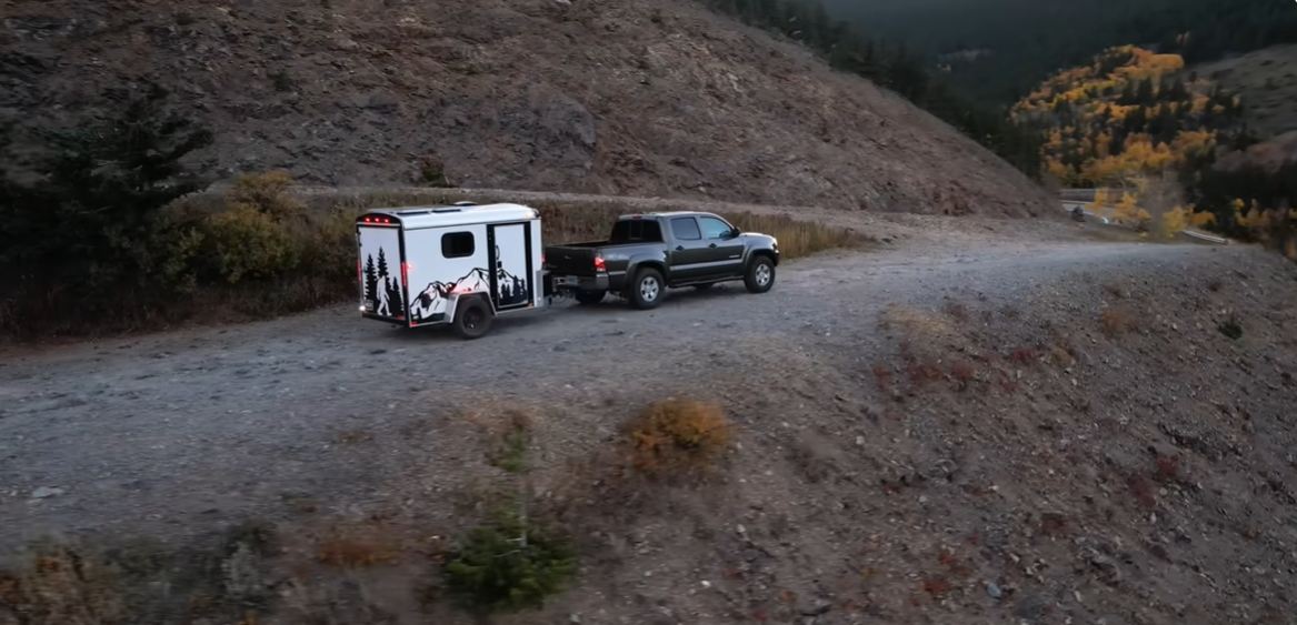 Американець перетворив дешевий причіп на розкішний кемпер за $6500