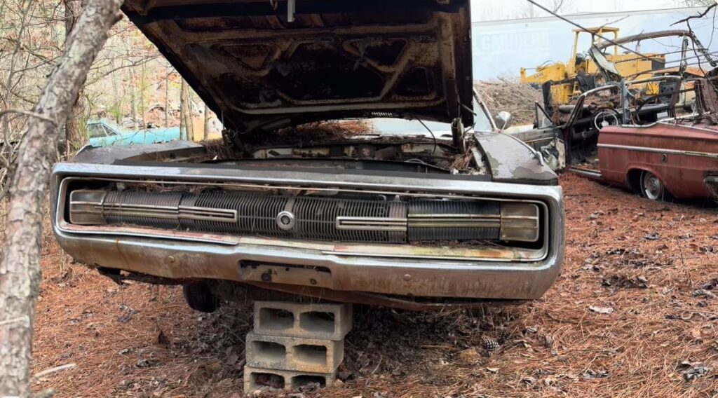 На занедбаному автоцвинтарі знайшли унікальний прототип Chrysler 1970 року
