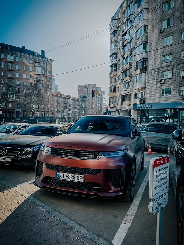 Range Rover Sport SV Carbon 2025 року
