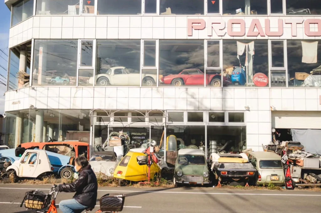 Знайшли покинутий автосалон із десятками раритетних автомобілів: Lamborghini, Maserati та Rolls-Royce