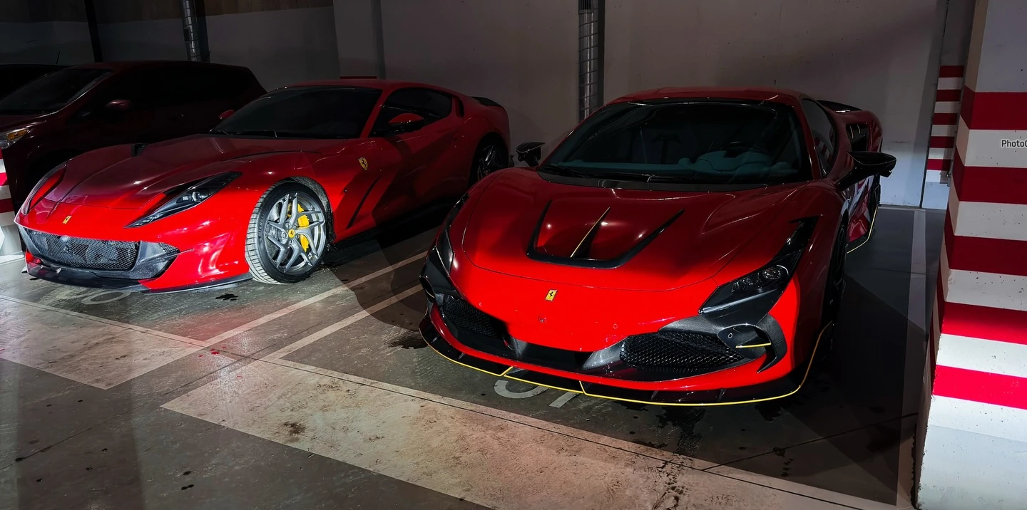 Два Ferrari: в Київському підземному паркінгу помітили 812 Superfast і F8 Tributo в тюнінгу Mansory