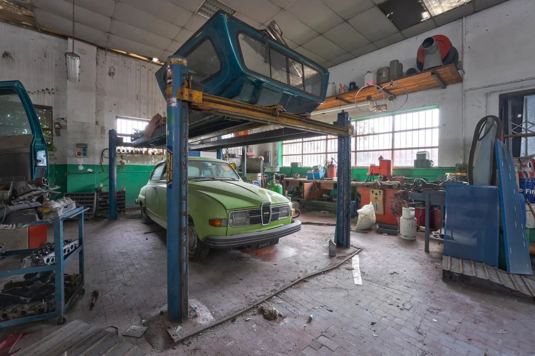 Покинутий гараж з рідкісними Mercedes і Porsche