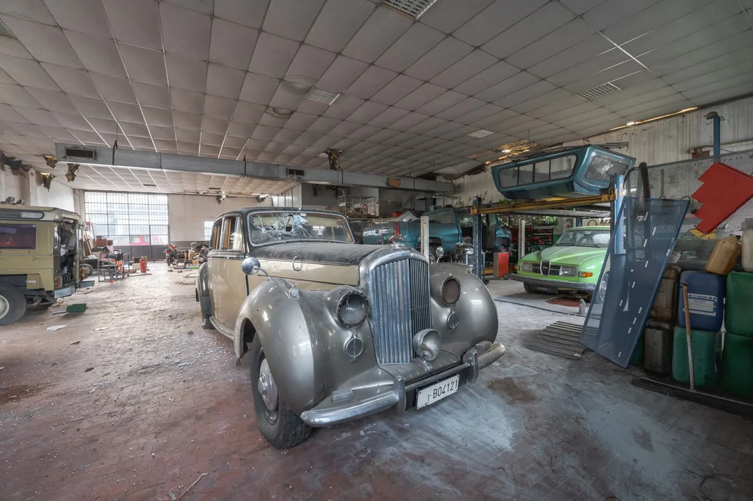 Покинутий гараж з рідкісними Mercedes і Porsche