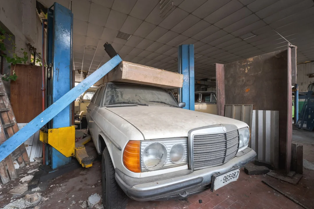 Покинутий гараж з рідкісними Mercedes і Porsche