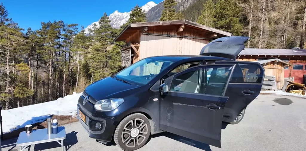 VW UP перетворили на мікрокемпер і 1 рік подорожували Європою