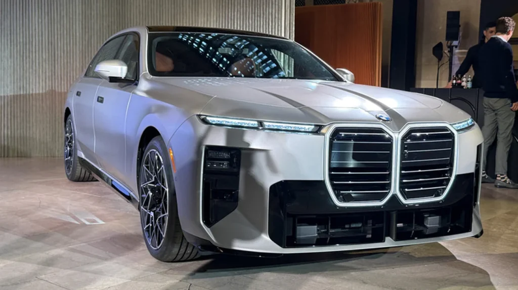 Компанія BMW представила масштабне оновлення флагманського седана 7 Series 2027 року