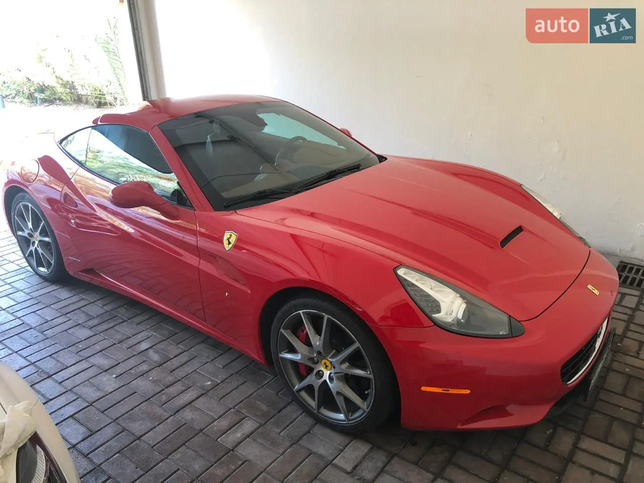 В Україні за 5 мільйонів продають найдоступнішу Ferrari 