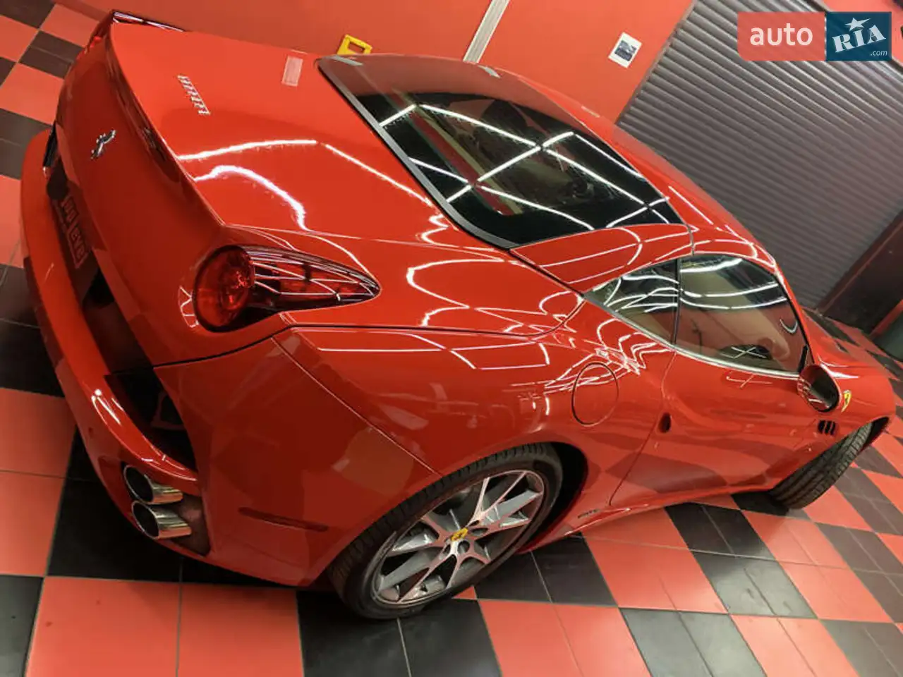 В Україні за 5 мільйонів продають найдоступнішу Ferrari 