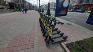 Правовий вакуум та застарілі ПДР: чому рух електросамокатів в Україні залишається неврегульованим