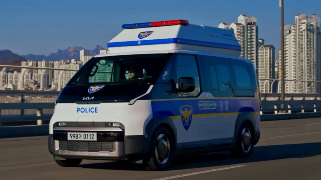 Kia розробила поліцейський електрофургон PV5 з дронами та камерами зі штучним інтелектом