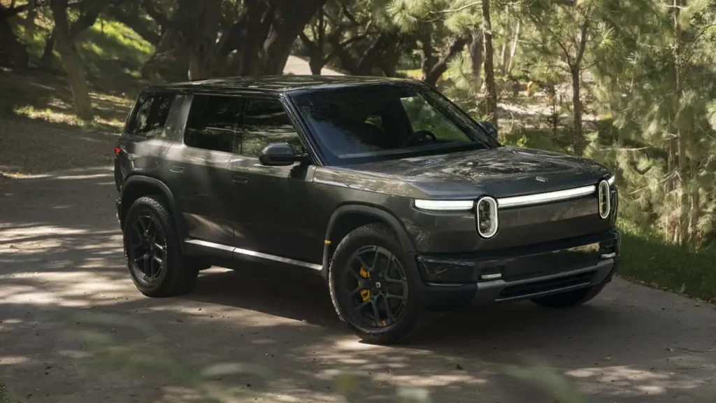 Rivian оголосив про старт поставок нового електрокросовера R2