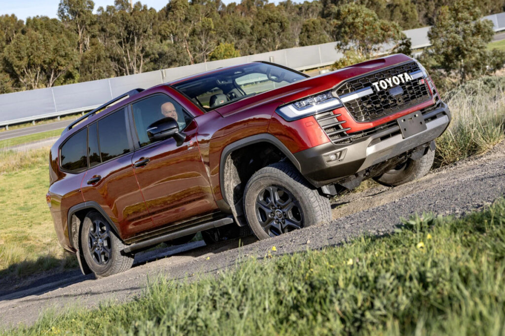 Гібридний позашляховик Toyota Land Cruiser 300 виходить на ринок Австралії у двох топових комплектаціях
