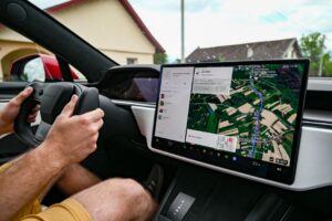 У Китаї водії Tesla використовують пластикові голови для обману системи контролю уваги