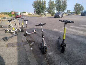 Користувачів електросамокатів в Україні пропонують офіційно визнати учасниками дорожнього руху