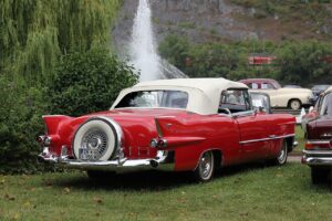На аукціон виставили рідкісний Cadillac Elegante 1955 року із золотим оздобленням