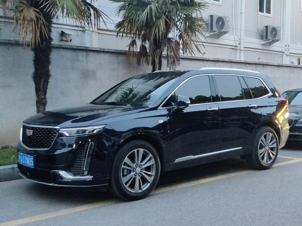 Cadillac офіційно оголосив про повернення бензинових кросоверів XT5 та XT6 у виробництво