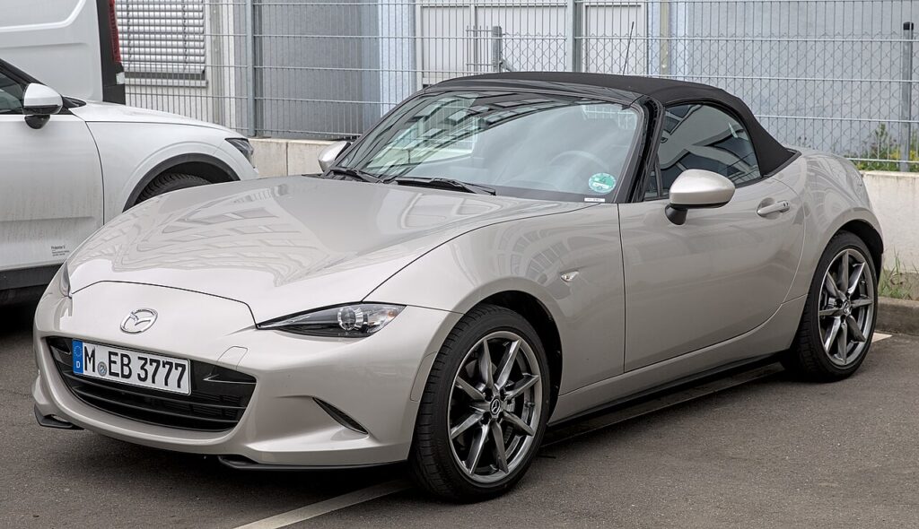 Mazda розробляє новий легкий родстер із акцентом на аналогове керування та вагу в одну тонну