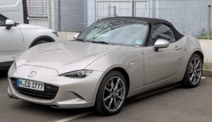 Mazda розробляє новий легкий родстер із акцентом на аналогове керування та вагу в одну тонну