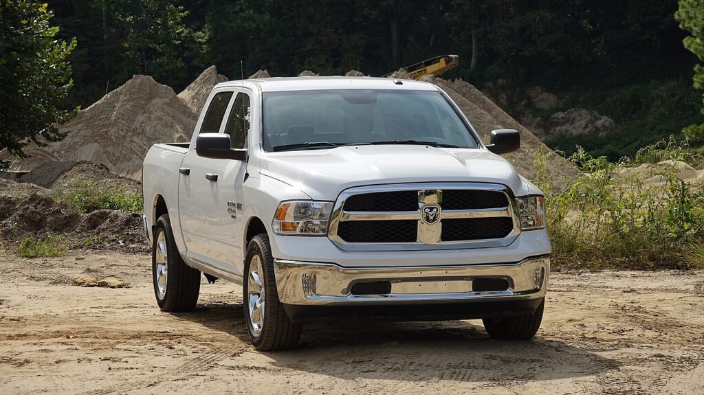 RAM 1500 проти Toyota Tundra 2026: порівняння характеристик та особливостей повнорозмірних пікапів