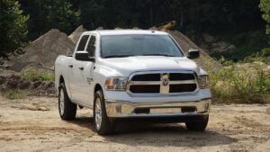 RAM 1500 проти Toyota Tundra 2026: порівняння характеристик та особливостей повнорозмірних пікапів