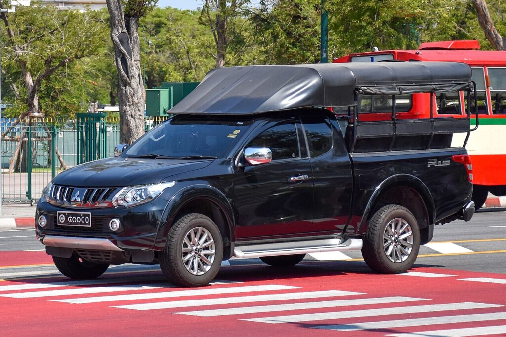 Українські захисники отримують чергові партії пікапів Mitsubishi для фронтових потреб