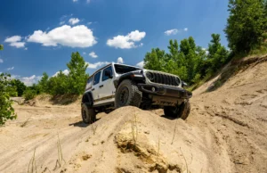 Jeep представив ретро-версію Wrangler Laredo 2027 року: характеристики та ціна