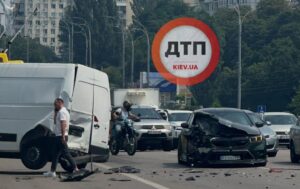 В Києві розбили рідкісний 700-сильний BMW за 7 мільйонів гривень