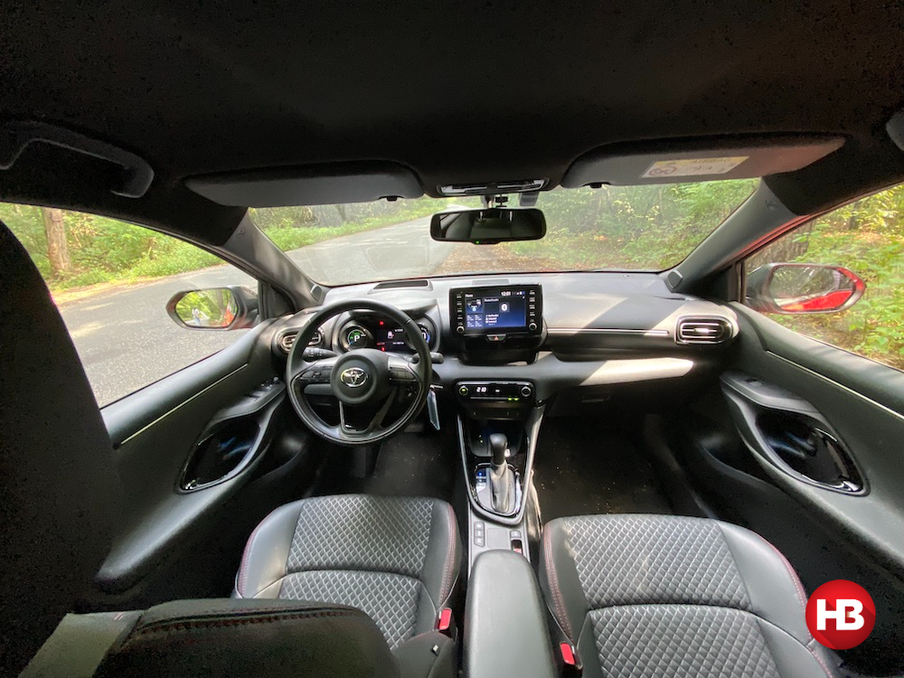 Салон Toyota Yaris Hybrid