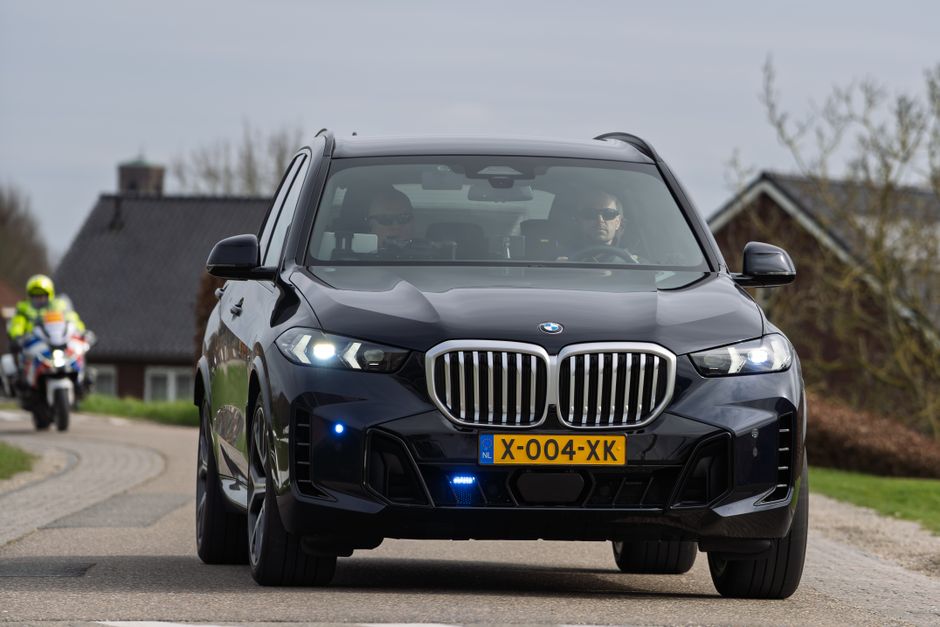 Електричний BMW iX4 з запасом ходу 800 км помітили на тестах у Нюрбургринзі