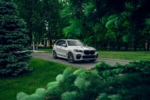 BMW готує оновлення кросовера X1 з рекордною автономністю та системою Panoramic iDrive