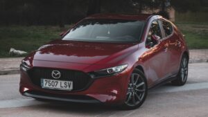 Порівняння Mazda CX-5 та Kia Sportage на українському ринку: ціни, надійність та експлуатаційні витрати у 2026 році
