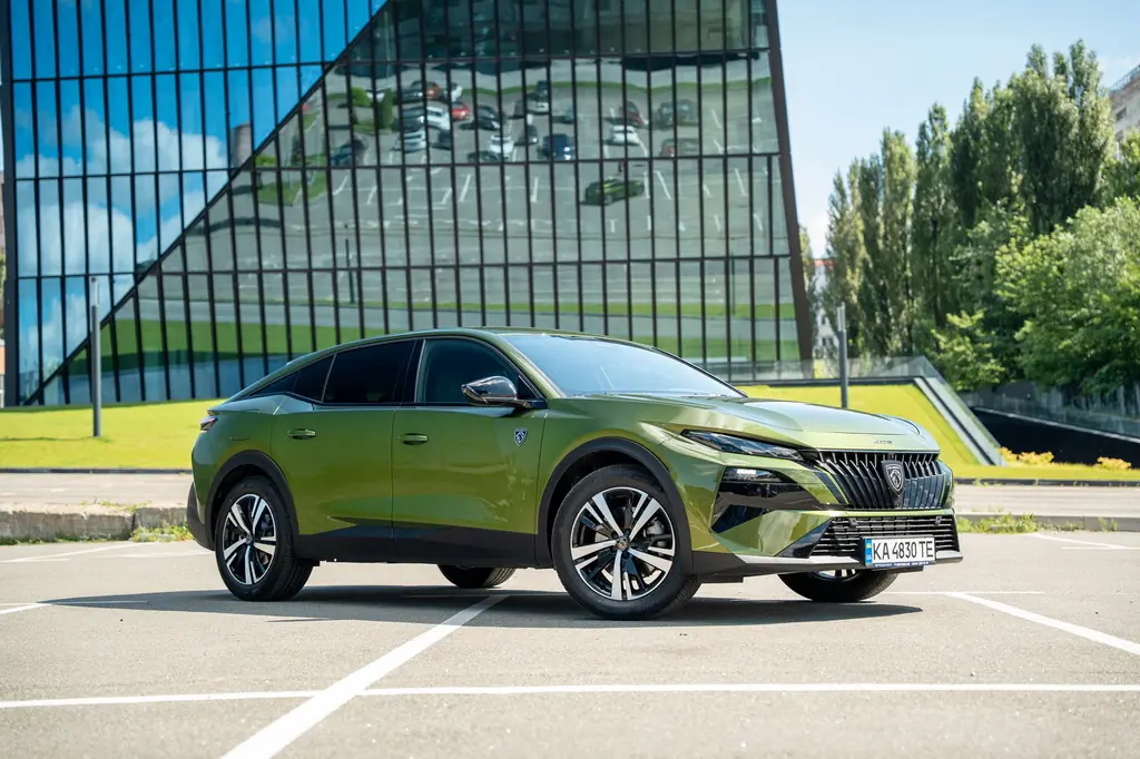 В Україні оголошено ціни та комплектації крос-фастбека Peugeot 408