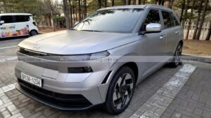 Нове покоління Hyundai Kona помітили без камуфляжу: кросовер кардинально змінив дизайн і пропорції