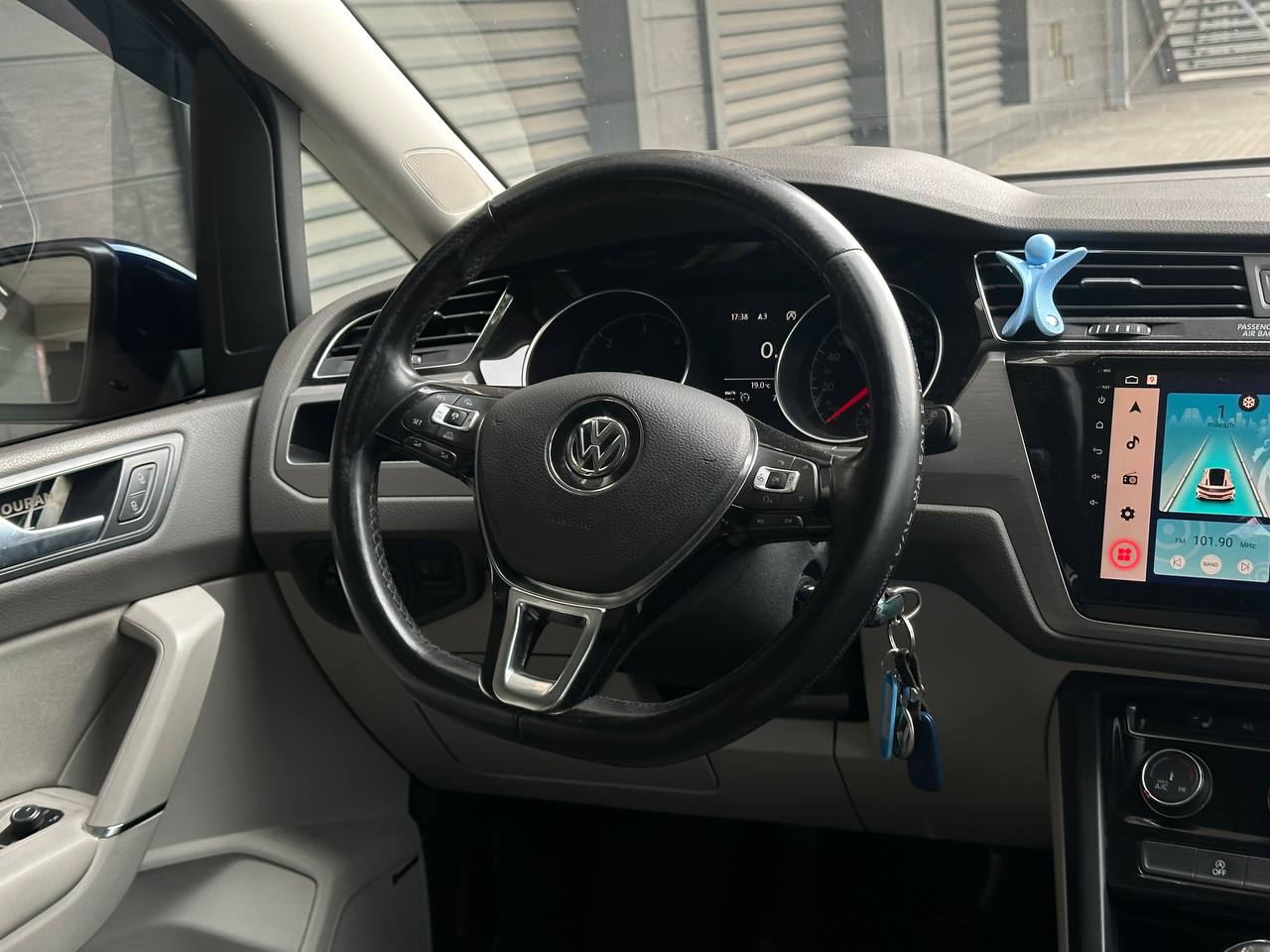 Салон Volkswagen Touran другого покоління