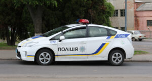 Виклик патрульної поліції через пошкодження авто стороннім предметом обернувся для водійки штрафом у 850 гривень