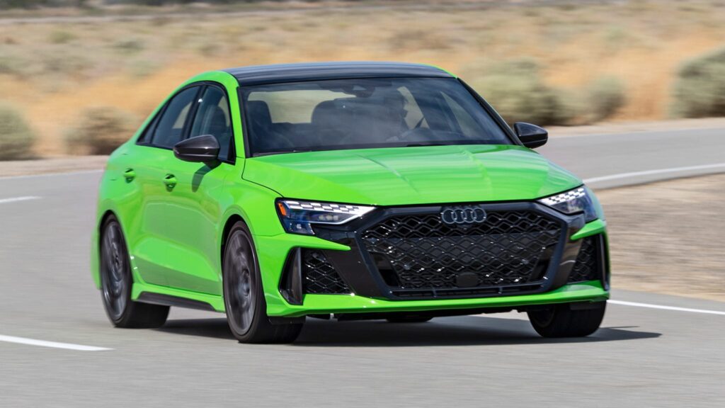 Німецький бренд оновив спортседан Audi RS3: п’ятициліндровий мотор збережено, а керованість виведено на новий рівень