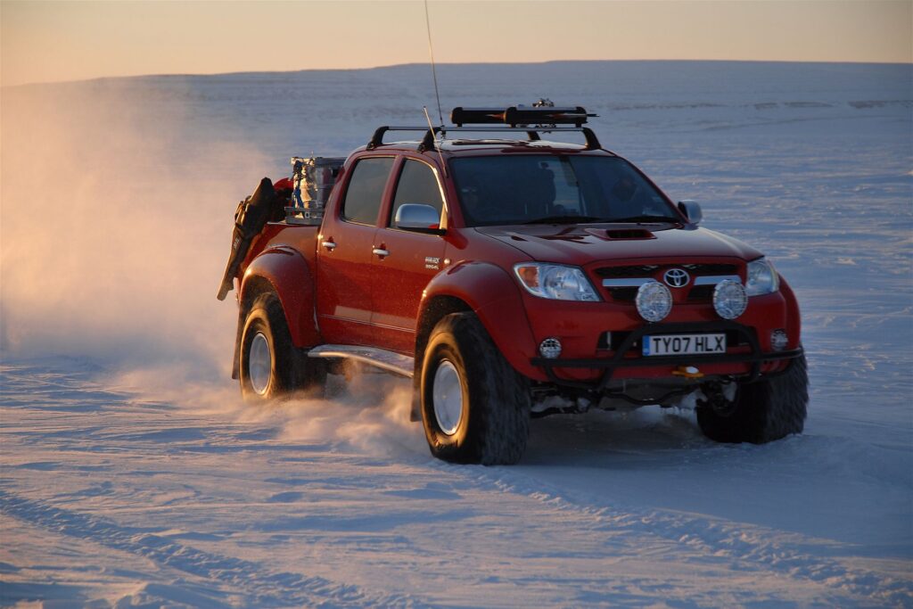 Легендарний пікап Toyota Hilux із культового випуску Top Gear повернувся на дороги через майже 20 років після підкорення Північного полюса