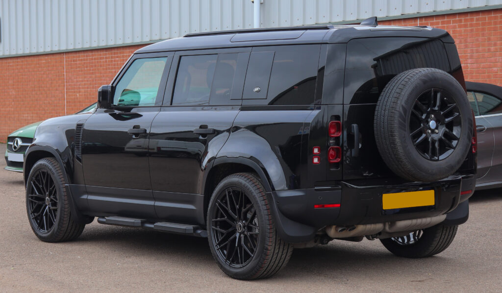 Класичний позашляховик Land Rover Defender перетворили на потужний чотиримоторний електромобіль