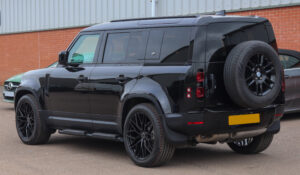 Класичний позашляховик Land Rover Defender перетворили на потужний чотиримоторний електромобіль