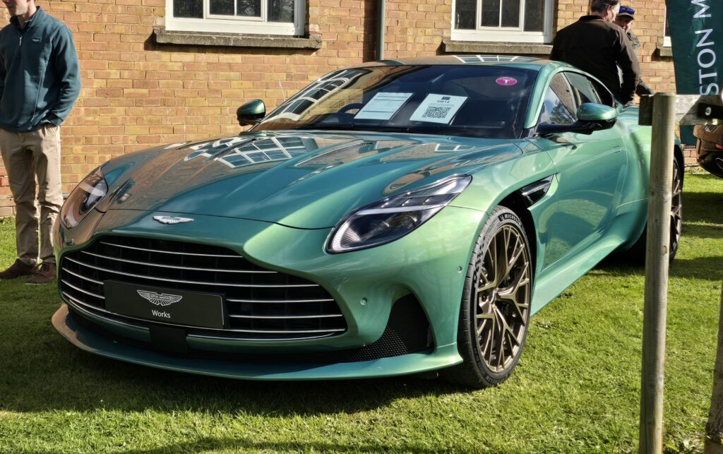 Британський шик та гоночна спадщина: Aston Martin презентував три ексклюзивні спорткари DB12 S