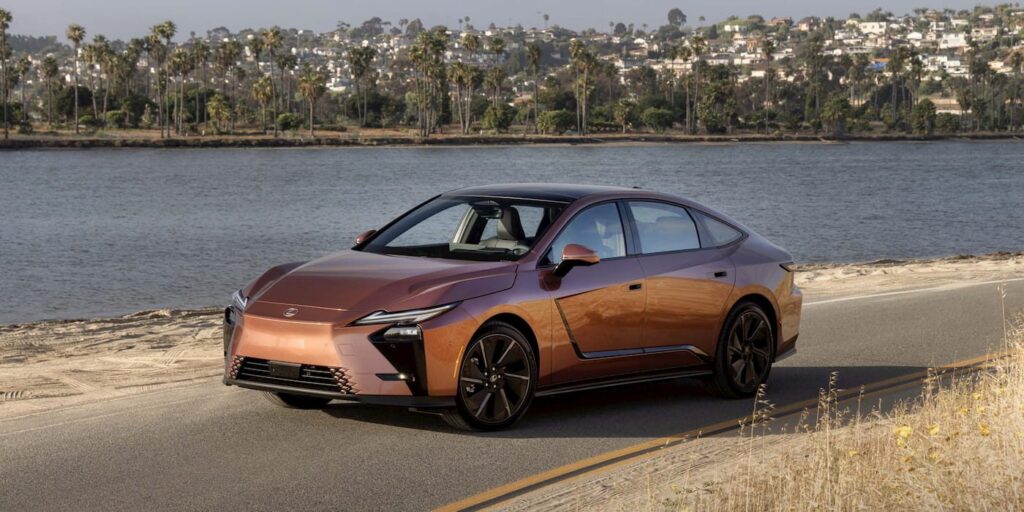 Японський преміум за доступною ціною: новий електричний седан Lexus ES виходить на ринок дешевше 50 тисяч доларів