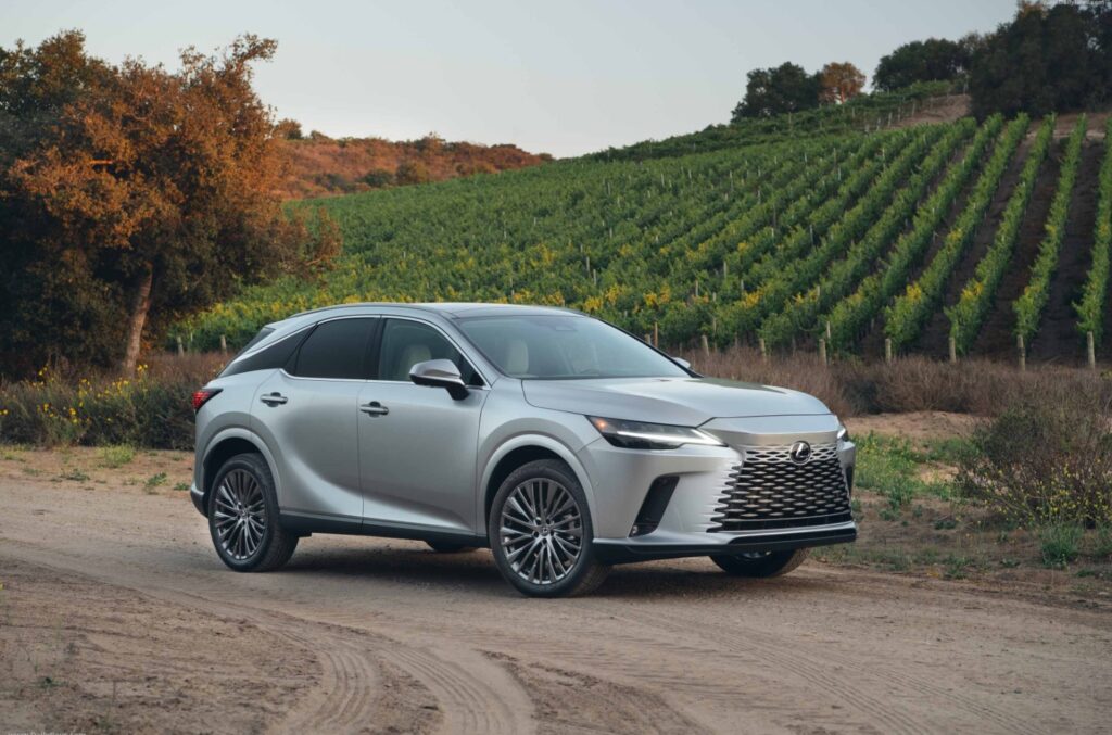Преміальний кросовер Lexus RX готують до планового оновлення: оголошено деталі та список нових опцій