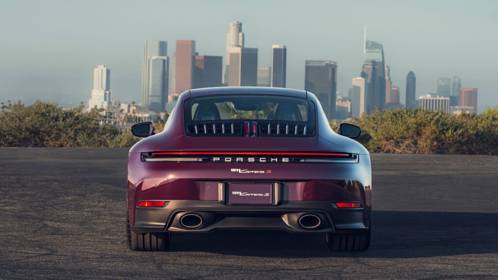 Porsche випустила спецверсію 911 Carrera S із механічною коробкою передач та ексклюзивним оснащенням