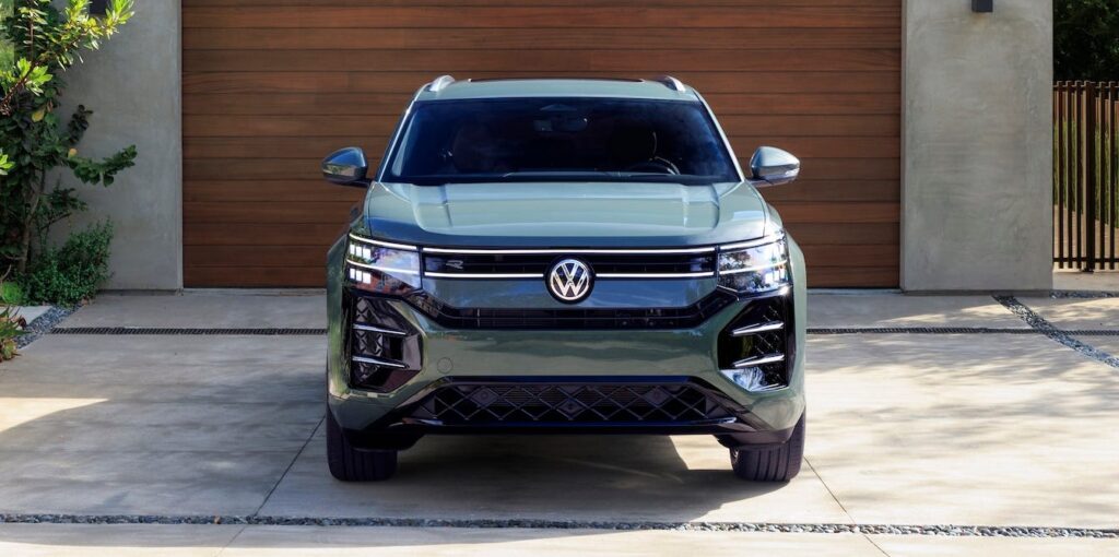 Німецький бренд Volkswagen вивів на ринок оновлений кросовер Atlas Cross Sport із потужнішим мотором і новим салоном