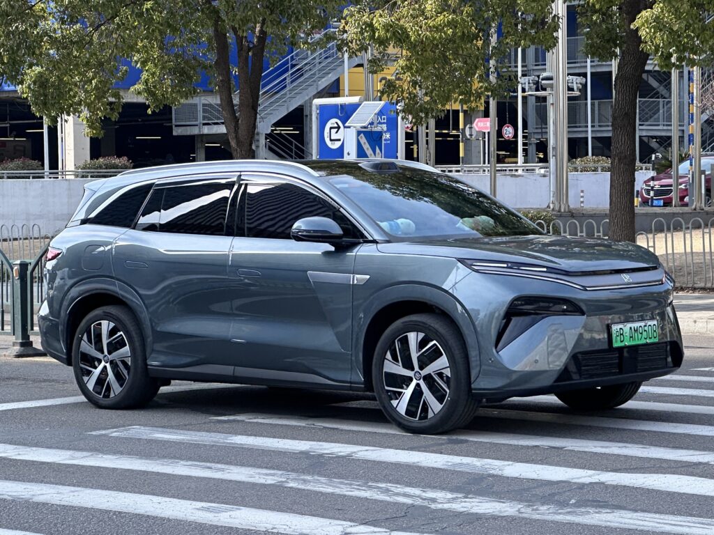 Експансія BYD: як китайський виробник акумуляторів став загрозою для світових автогігантів