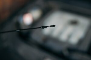 Своєчасний догляд під капотом: як правильно перевіряти технічні рідини в автомобілі для запобігання дорогому ремонту