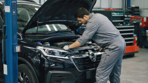 Самостійний огляд автомобіля під капотом: як за кілька хвилин попередити дорогий ремонт
