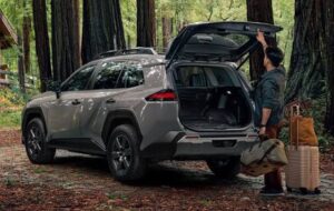 Стрімке зростання цін на пальне змусило автоаматорів у США масово пересідати на гібридні автомобілі