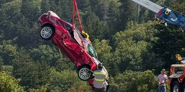 Масштабна евакуація в США: культовий Chevrolet Camaro зірвався у 60-метрову прірву в національному парку